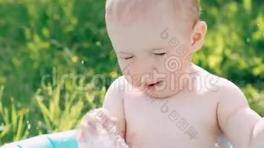 有趣的男孩<strong>婴儿</strong>洗澡和玩溅水在一个充气<strong>游泳池</strong>